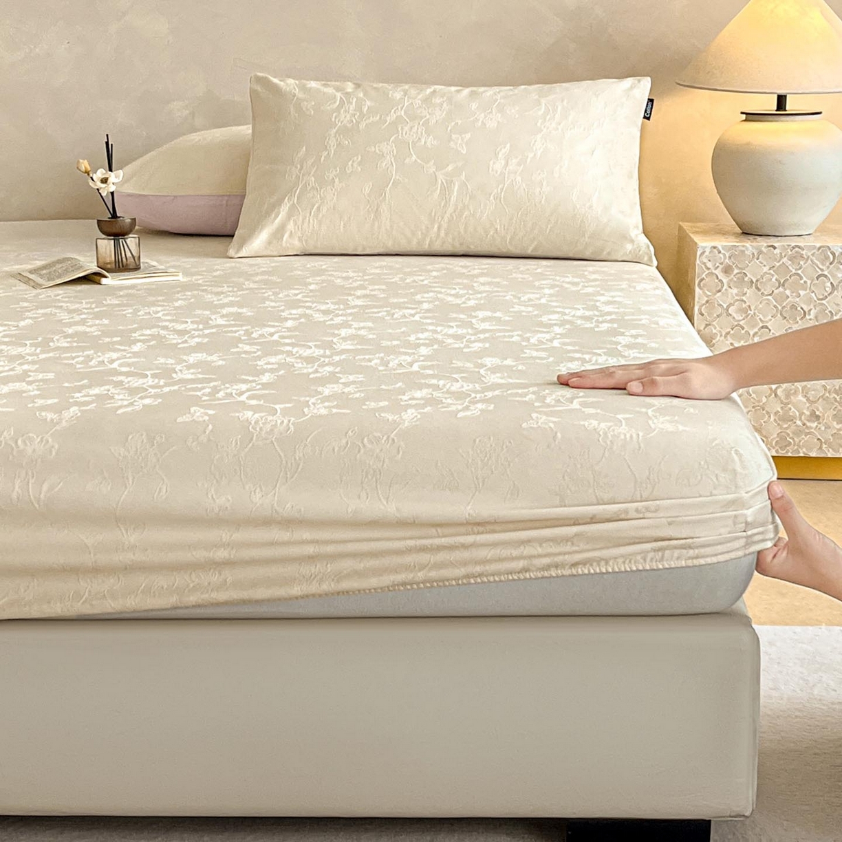 91家纺网 家纺一手货源 找家纺 涵宸家纺 2026新款全棉提花里拉系列单床笠 床笠-毓影-奶白