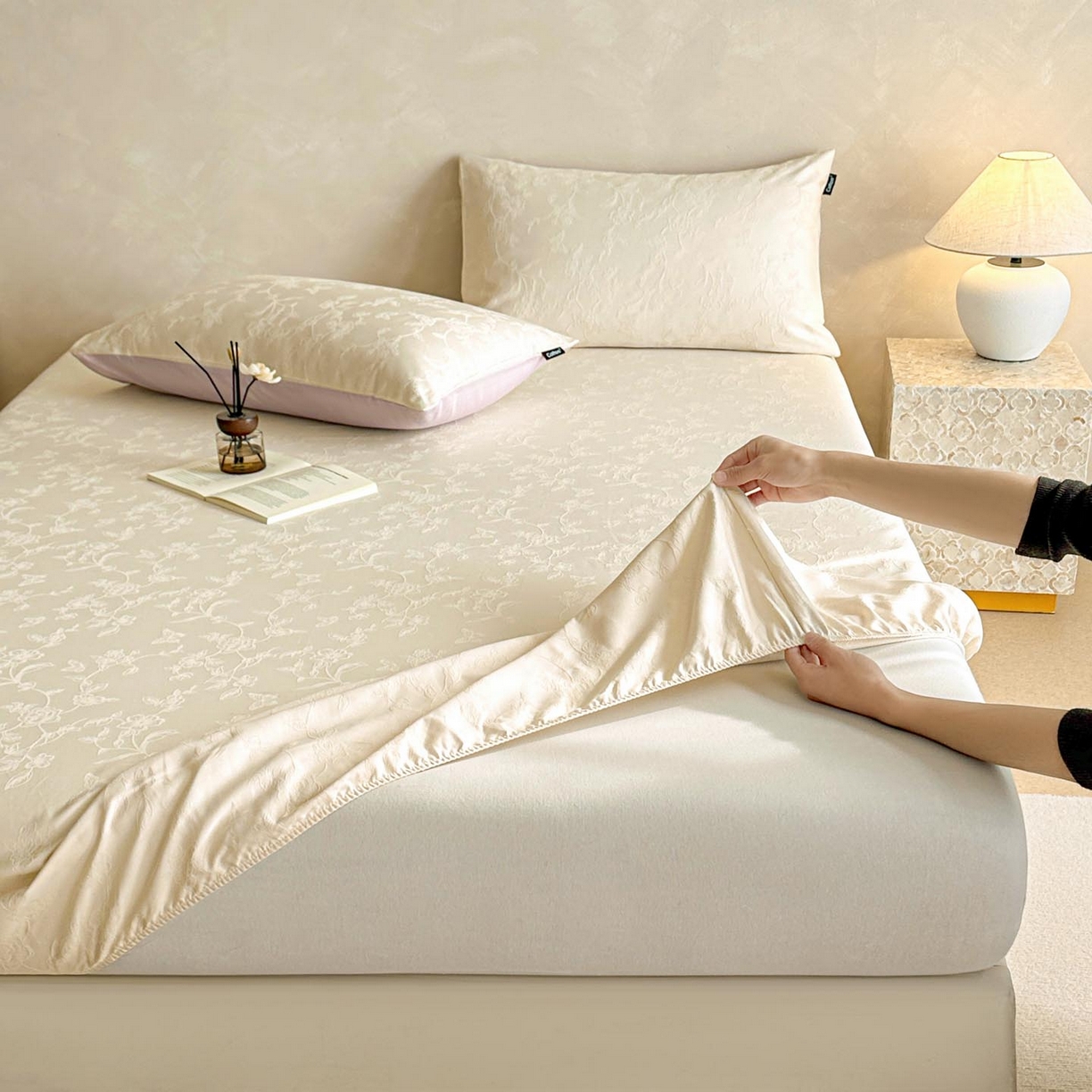 91家纺网 家纺一手货源 找家纺 涵宸家纺 2026新款全棉提花里拉系列单床笠 床笠-毓影-奶白