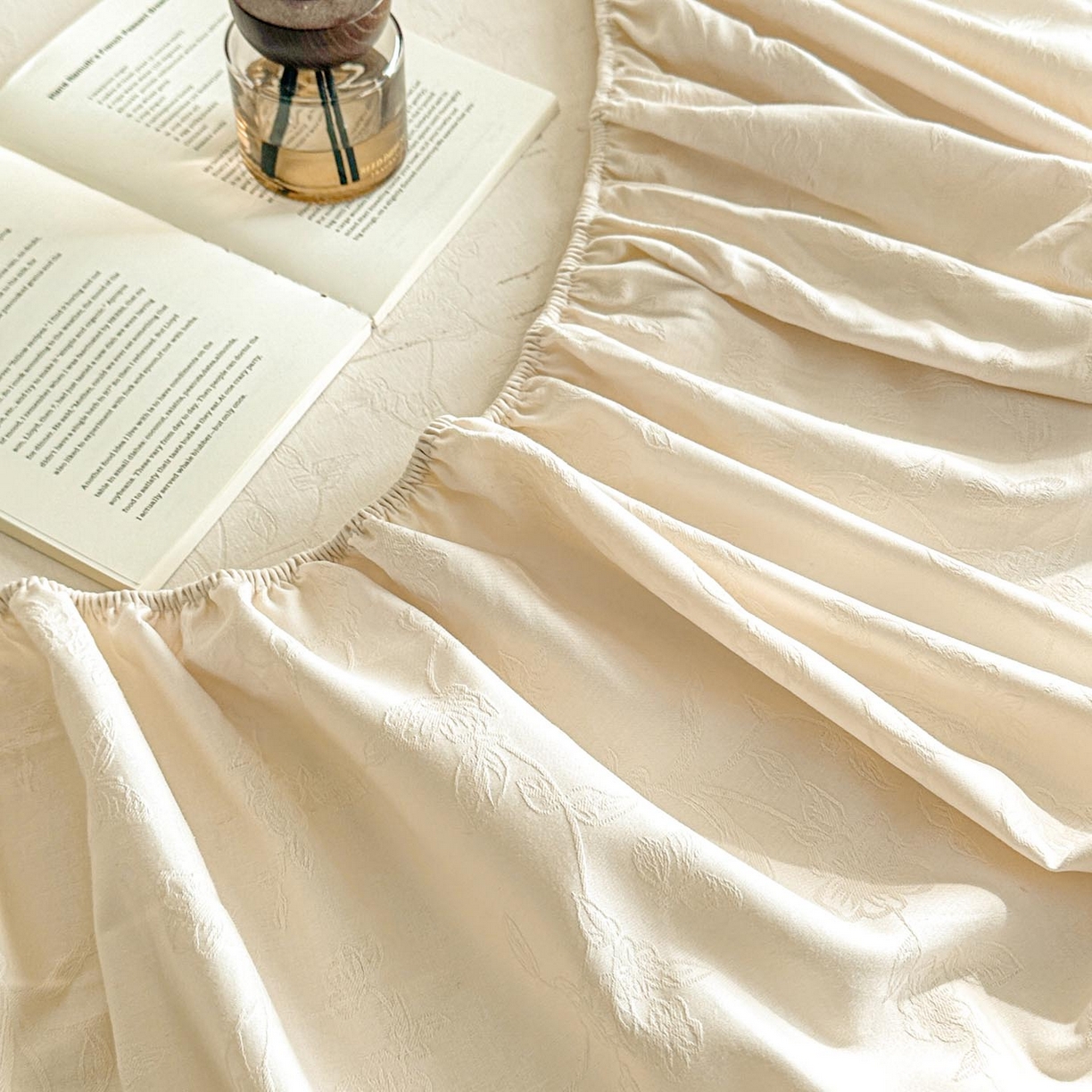 91家纺网 家纺一手货源 找家纺 涵宸家纺 2026新款全棉提花里拉系列单床笠 床笠-毓影-奶白