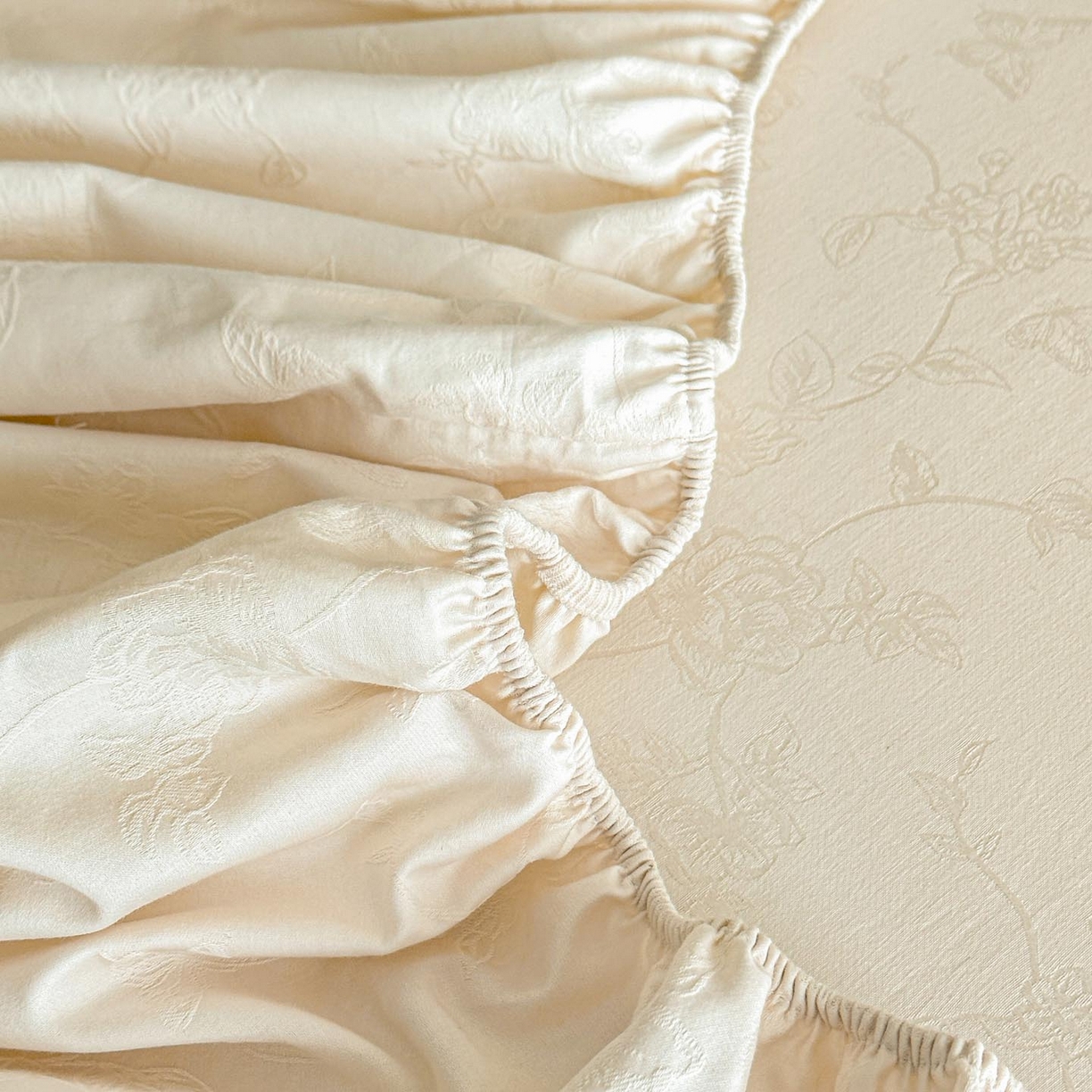 91家纺网 家纺一手货源 找家纺 涵宸家纺 2026新款全棉提花里拉系列单床笠 床笠-毓影-奶白