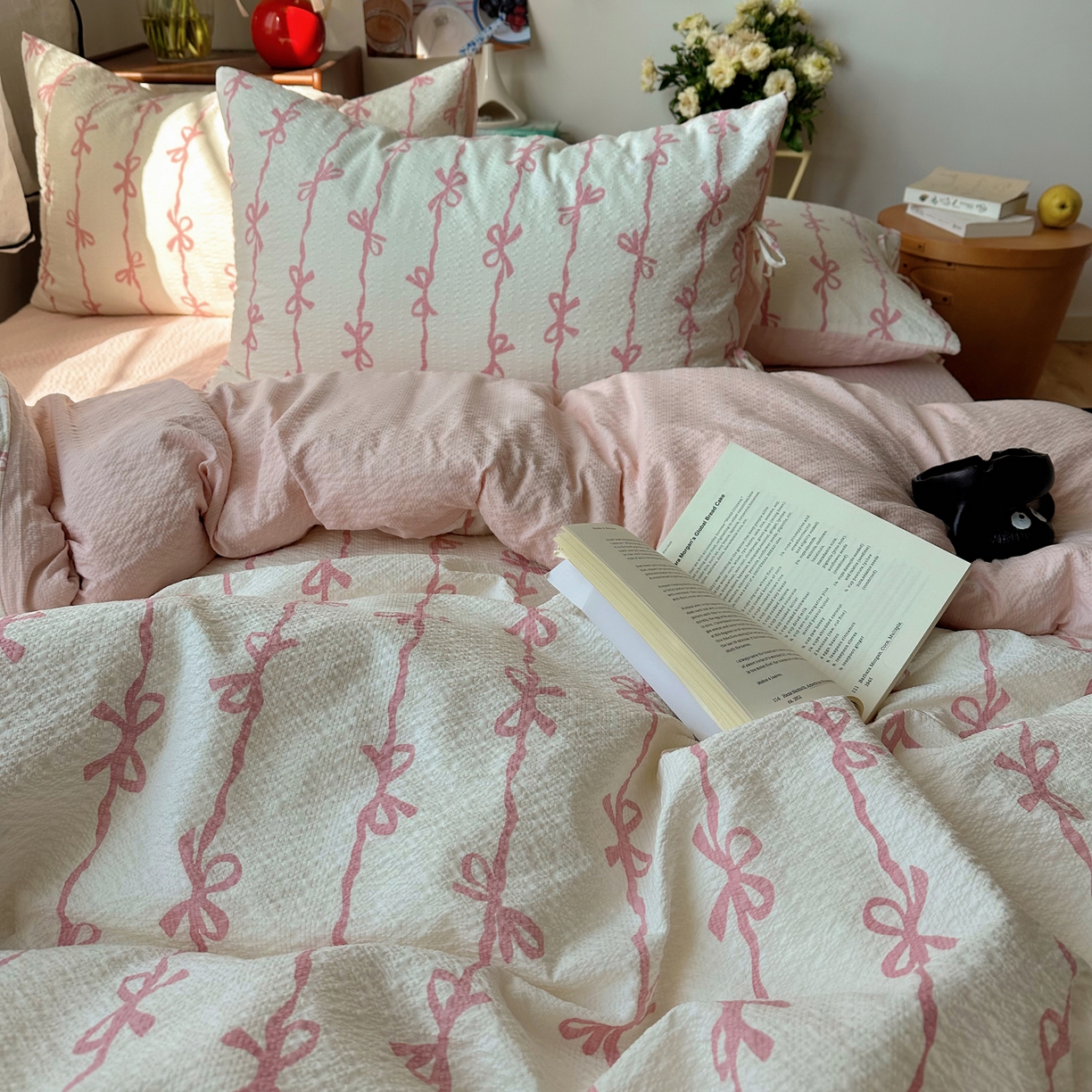 91家纺网 家纺一手货源 找家纺 顾里家纺 2026新款韩系蝴蝶结系带泡芙棉套件四件套  会员-2元 可定制床笠+8元（小四件不做床笠） 粉蝴蝶结