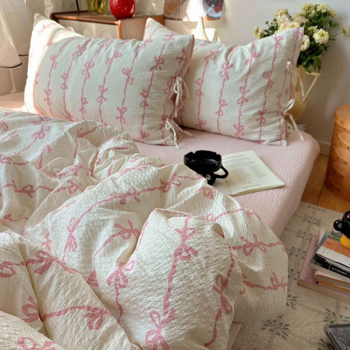 91家纺网 家纺一手货源 找家纺 顾里家纺 2026新款韩系蝴蝶结系带泡芙棉套件四件套  会员-2元 可定制床笠+8元（小四件不做床笠） 粉蝴蝶结