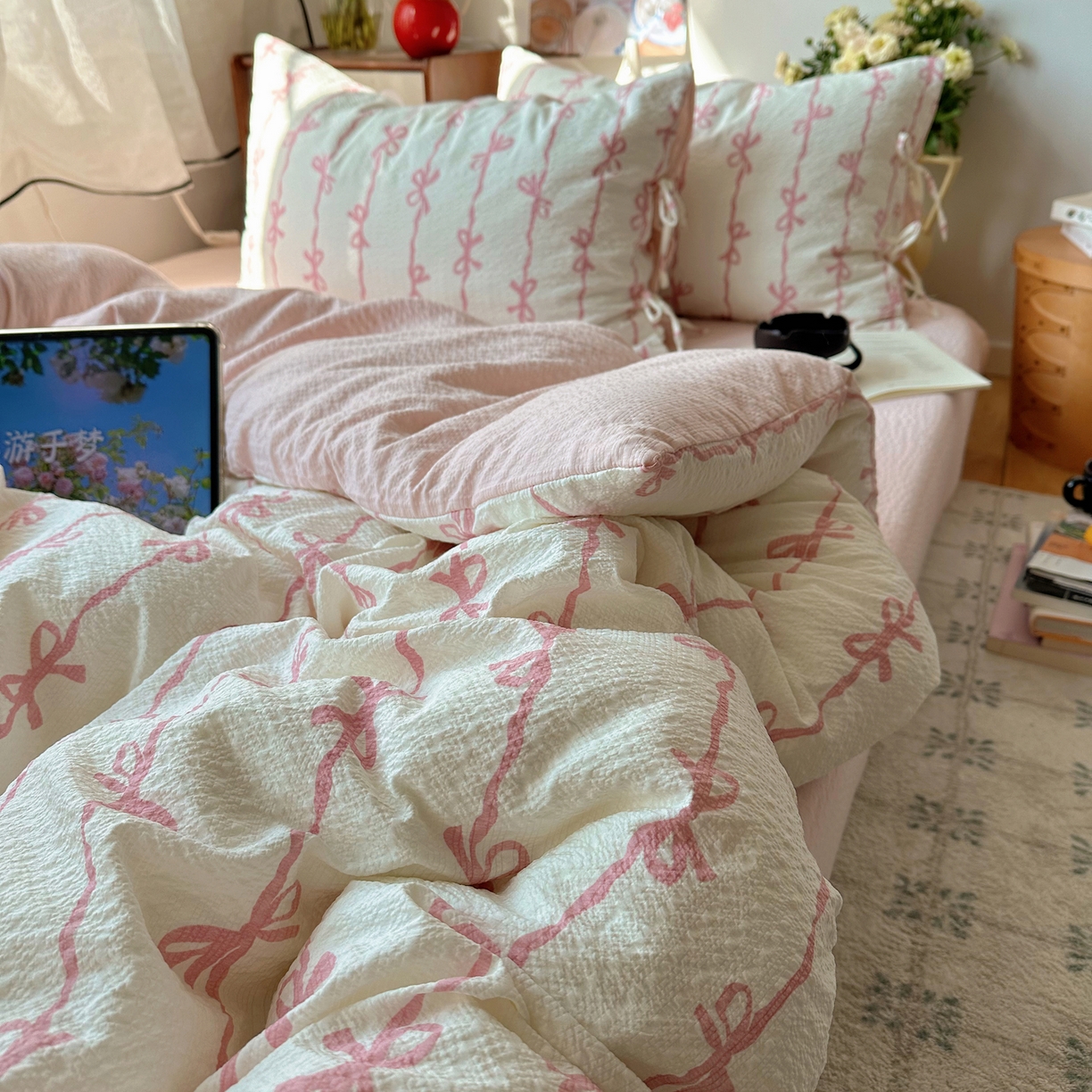 91家纺网 家纺一手货源 找家纺 顾里家纺 2026新款韩系蝴蝶结系带泡芙棉套件四件套  会员-2元 可定制床笠+8元（小四件不做床笠） 粉蝴蝶结