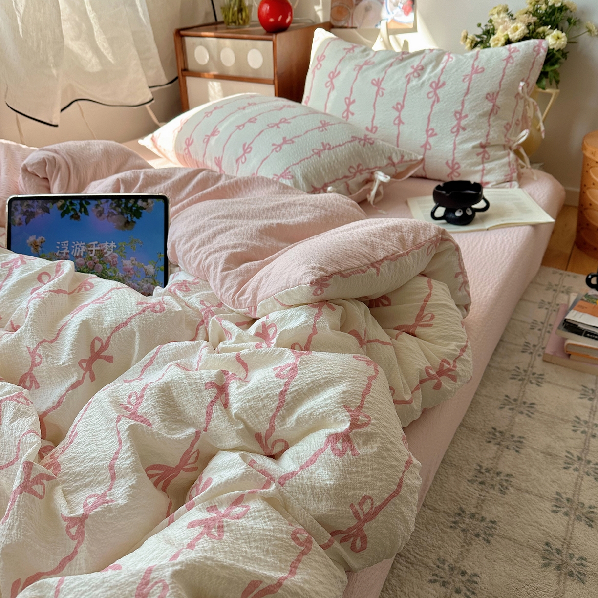 91家纺网 家纺一手货源 找家纺 顾里家纺 2026新款韩系蝴蝶结系带泡芙棉套件四件套  会员-2元 可定制床笠+8元（小四件不做床笠） 粉蝴蝶结
