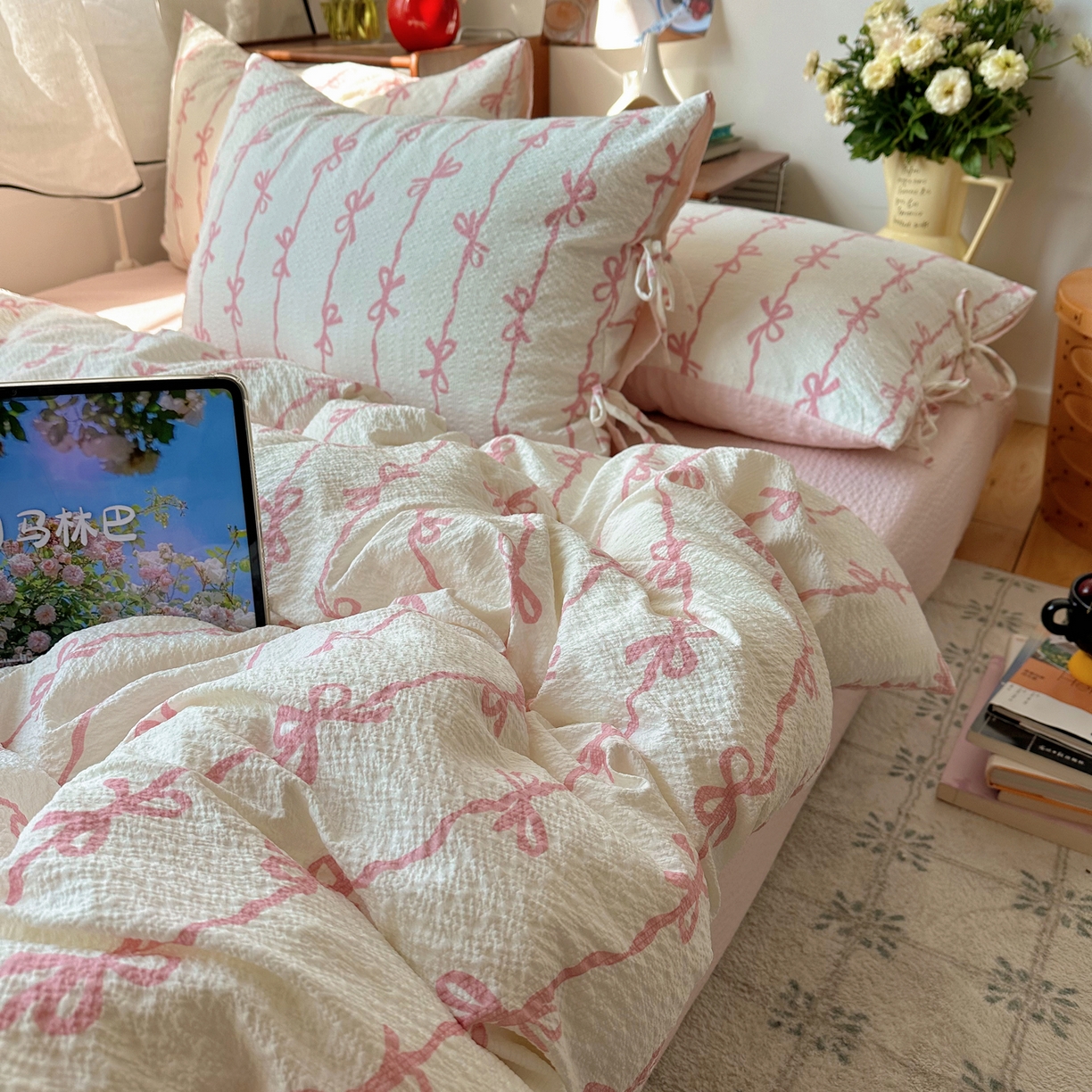 91家纺网 家纺一手货源 找家纺 顾里家纺 2026新款韩系蝴蝶结系带泡芙棉套件四件套  会员-2元 可定制床笠+8元（小四件不做床笠） 粉蝴蝶结