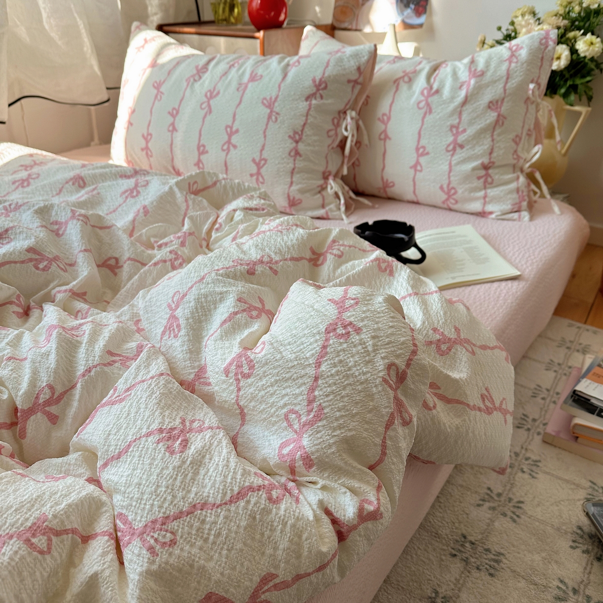 91家纺网 家纺一手货源 找家纺 顾里家纺 2026新款韩系蝴蝶结系带泡芙棉套件四件套  会员-2元 可定制床笠+8元（小四件不做床笠） 粉蝴蝶结