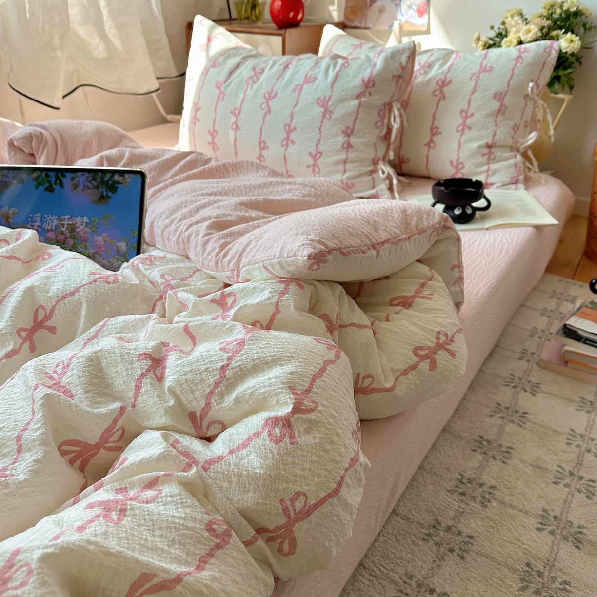 91家纺网 家纺一手货源 找家纺 顾里家纺 2026新款韩系蝴蝶结系带泡芙棉套件四件套  会员-2元 可定制床笠+8元（小四件不做床笠） 粉蝴蝶结