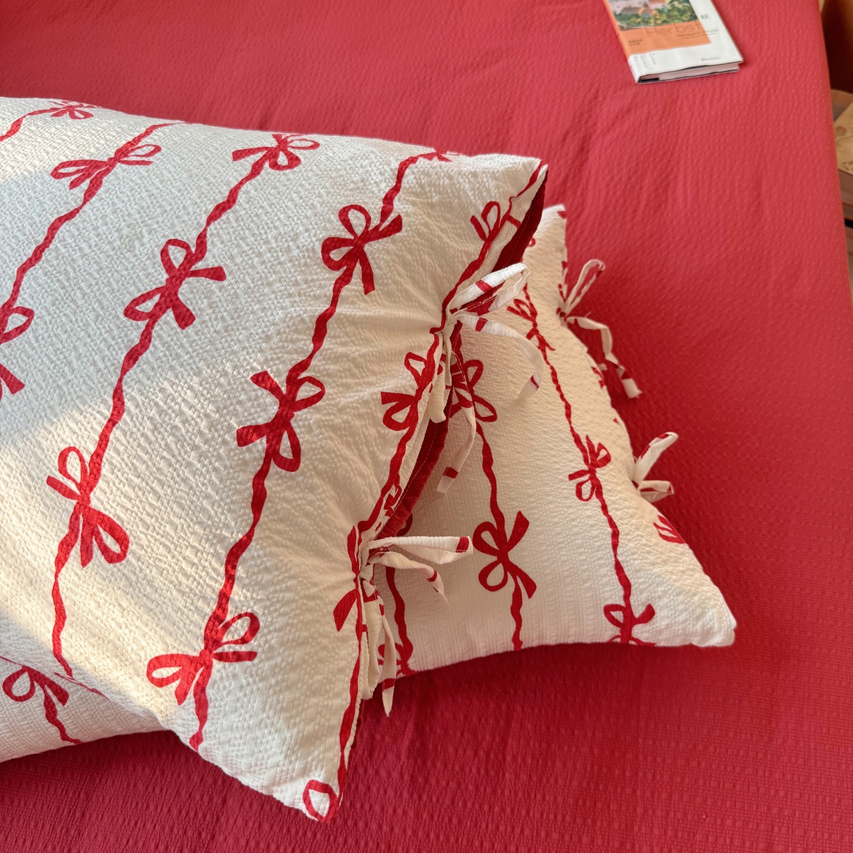 91家纺网 家纺一手货源 找家纺 顾里家纺 2026新款韩系蝴蝶结系带泡芙棉套件四件套  会员-2元 可定制床笠+8元（小四件不做床笠） 红蝴蝶结