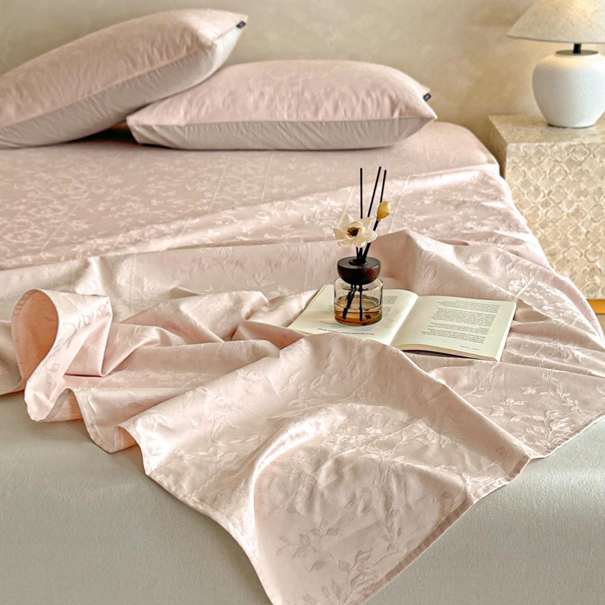 91家纺网 家纺一手货源 找家纺 涵宸家纺 2026新款全棉提花里拉系列单床单 床单-沁语-粉金