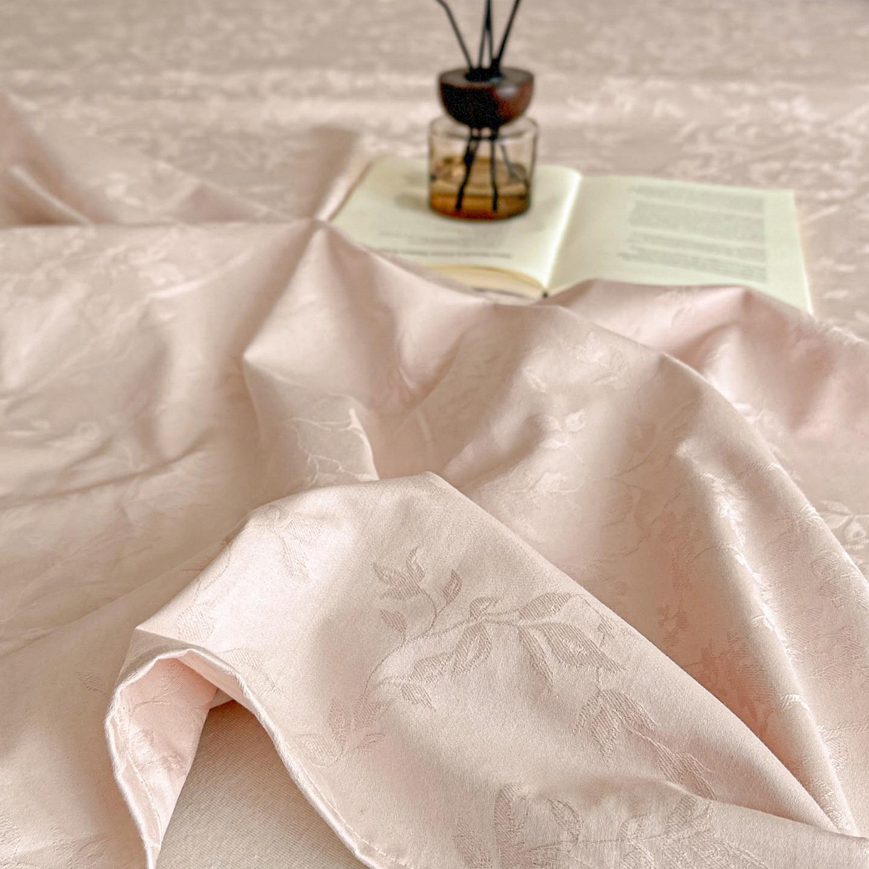 91家纺网 家纺一手货源 找家纺 涵宸家纺 2026新款全棉提花里拉系列单床单 床单-沁语-粉金