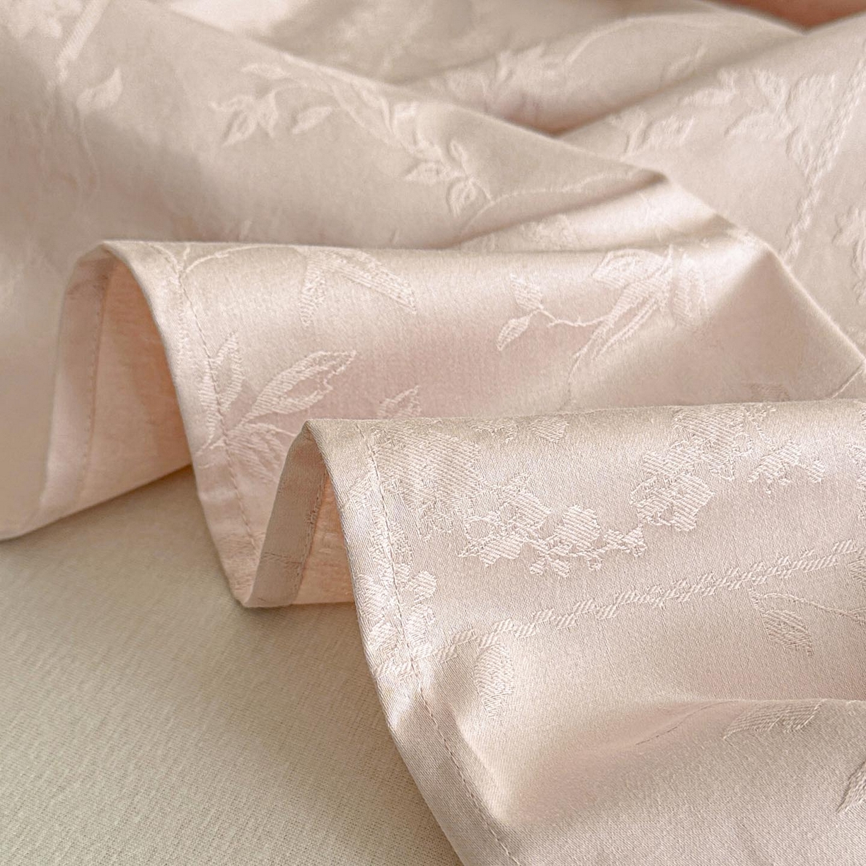 91家纺网 家纺一手货源 找家纺 涵宸家纺 2026新款全棉提花里拉系列单床单 床单-沁语-粉金
