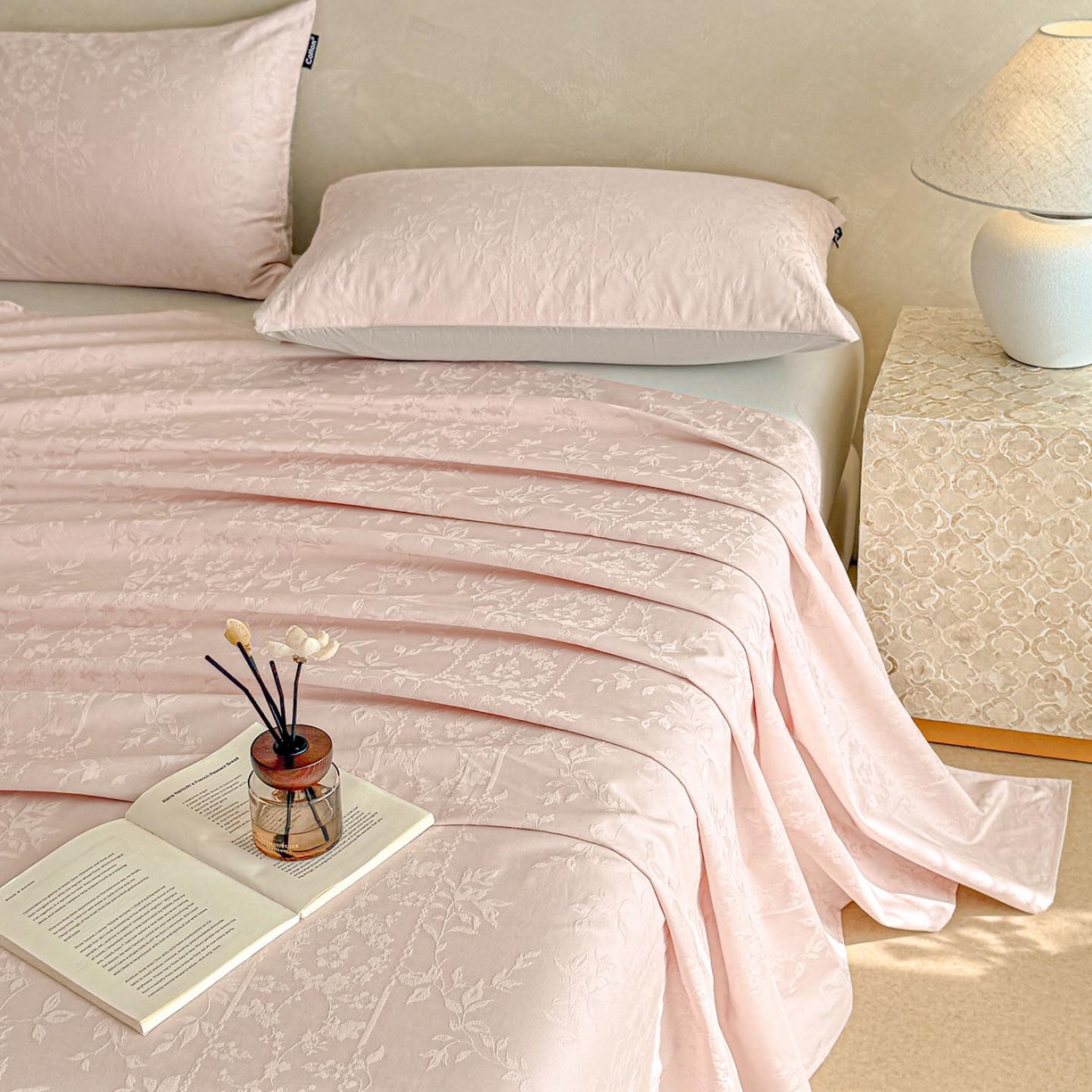 91家纺网 家纺一手货源 找家纺 涵宸家纺 2026新款全棉提花里拉系列单床单 床单-沁语-粉金