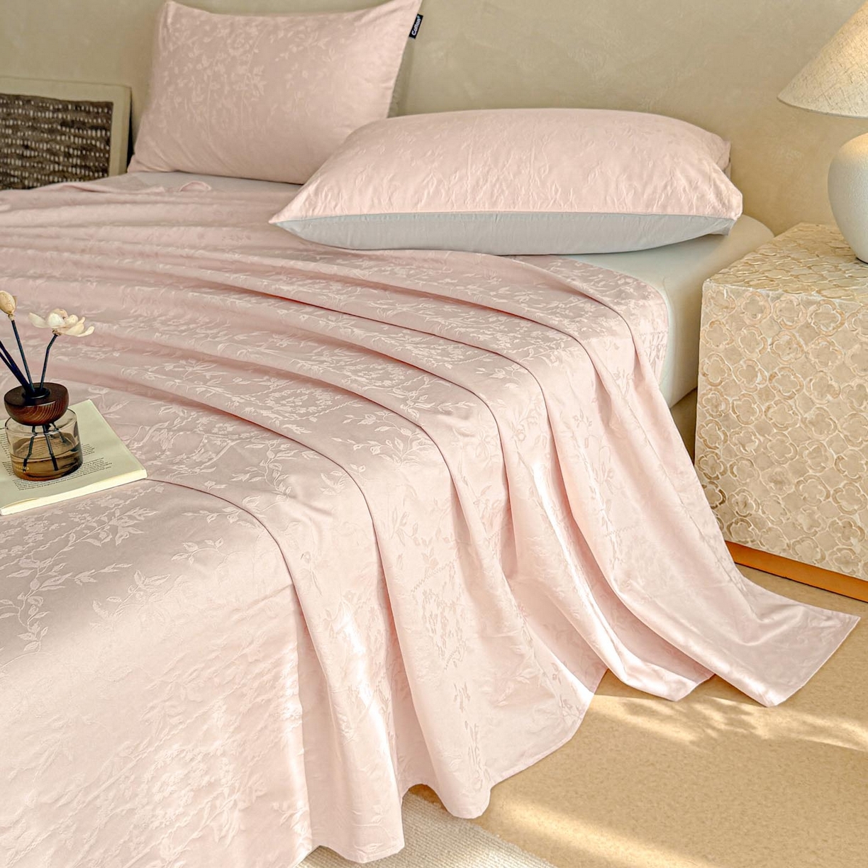 91家纺网 家纺一手货源 找家纺 涵宸家纺 2026新款全棉提花里拉系列单床单 床单-沁语-粉金