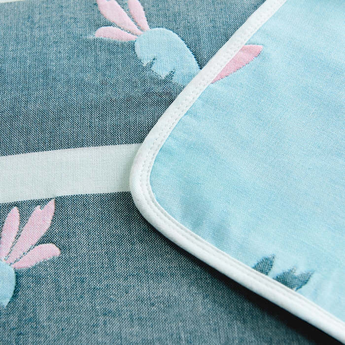 91家纺网 家纺一手货源 找家纺 朴尔家纺-毛巾被 2026新款六层纱布全棉循环小花型枕巾 多彩胡萝卜兰枕巾