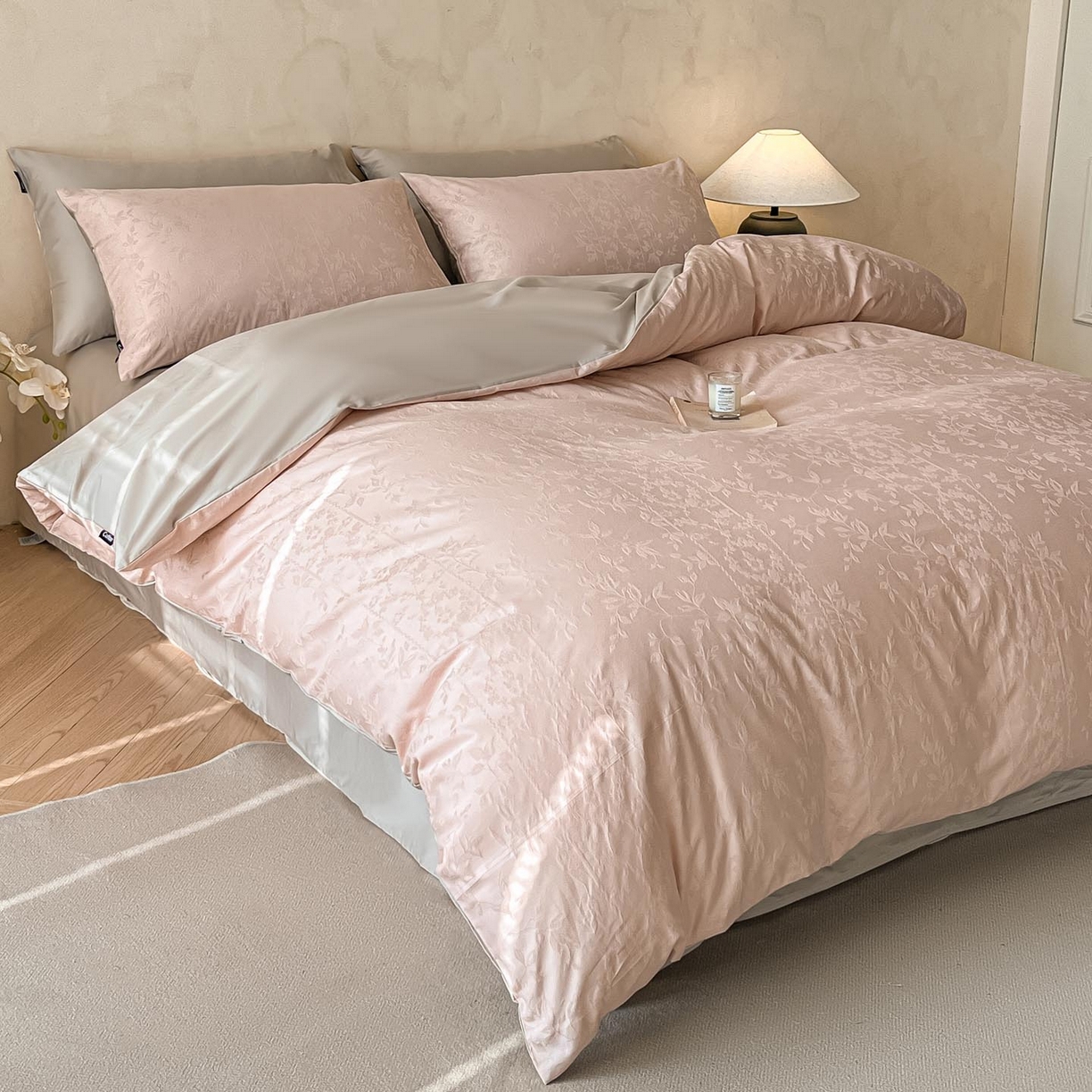 91家纺网 家纺一手货源 找家纺 涵宸家纺 2026新款全棉提花里拉系列四件套 沁语-粉金