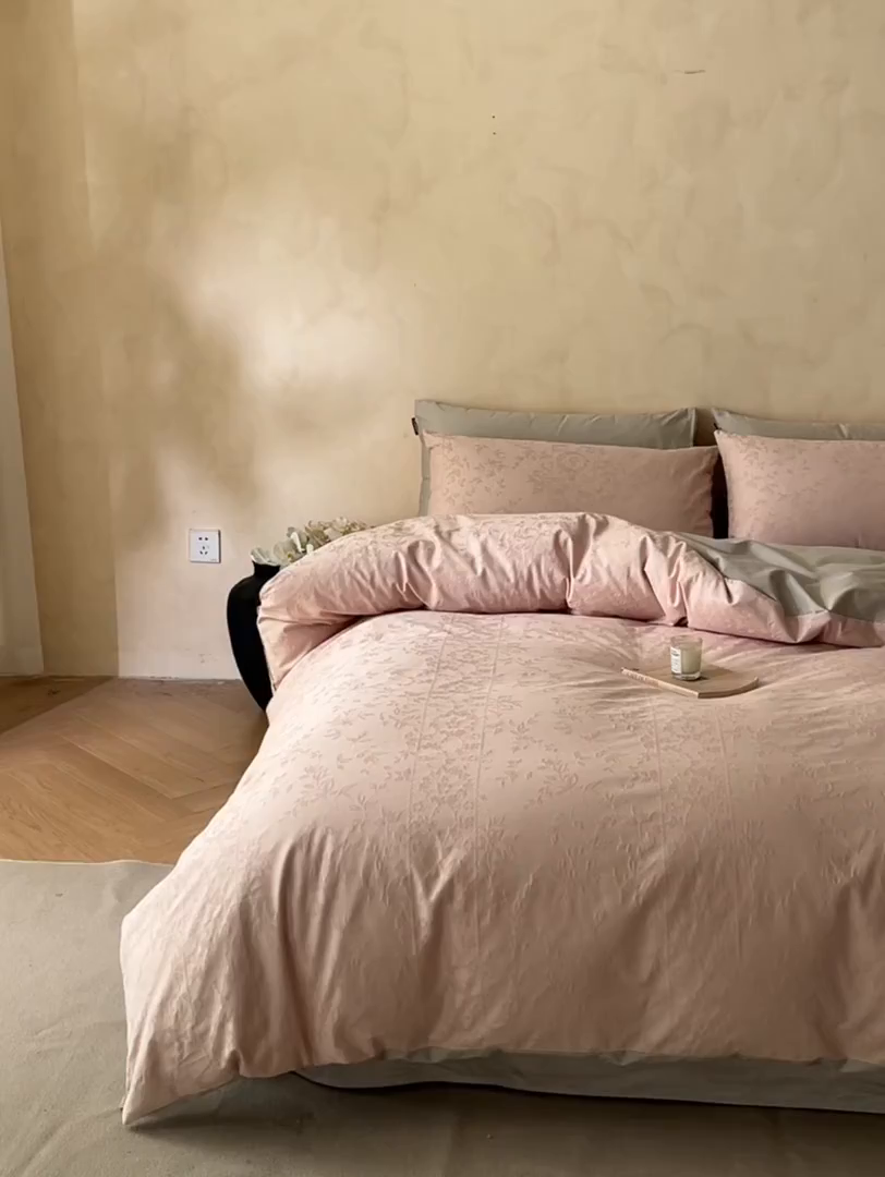 91家纺网 家纺一手货源 找家纺 涵宸家纺 2026新款全棉提花里拉系列四件套 沁语-粉金