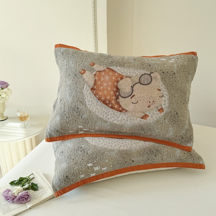 91家纺网 家纺一手货源 找家纺 朴尔家纺-毛巾被 2026新款全棉欣软系列定位四层加厚柔软纱布枕巾 度假小猪