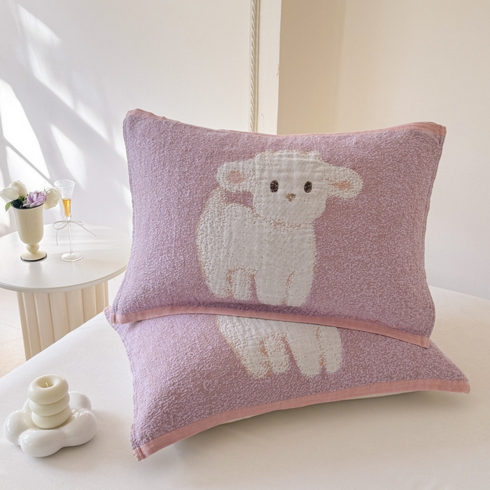 91家纺网 家纺一手货源 找家纺 朴尔家纺-毛巾被 2026新款全棉欣软系列定位四层加厚柔软纱布枕巾 紫色咩咩羊