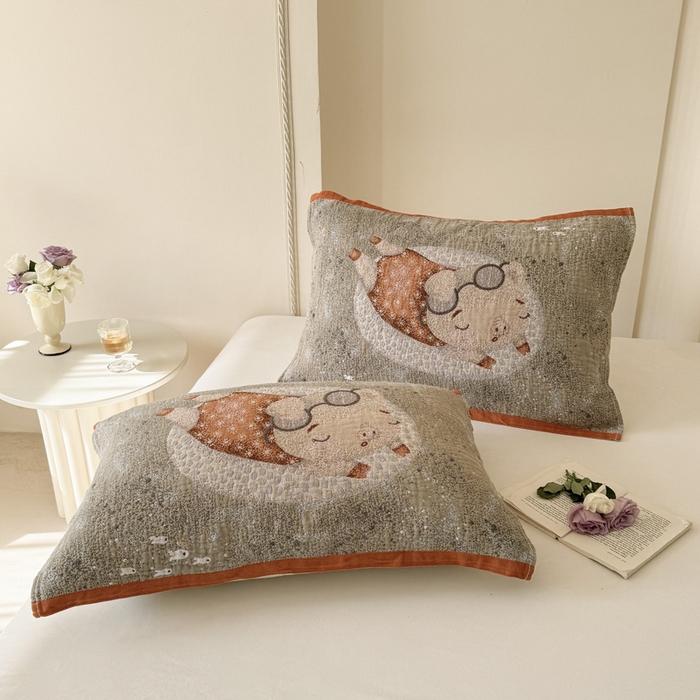 91家纺网 家纺一手货源 找家纺 朴尔家纺-毛巾被 2026新款全棉欣软系列定位四层加厚柔软纱布枕巾 度假小猪