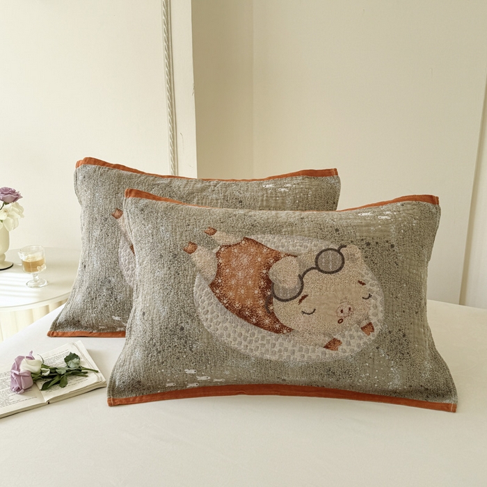 91家纺网 家纺一手货源 找家纺 朴尔家纺-毛巾被 2026新款全棉欣软系列定位四层加厚柔软纱布枕巾 度假小猪