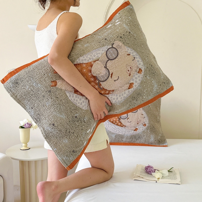 91家纺网 家纺一手货源 找家纺 朴尔家纺-毛巾被 2026新款全棉欣软系列定位四层加厚柔软纱布枕巾 度假小猪