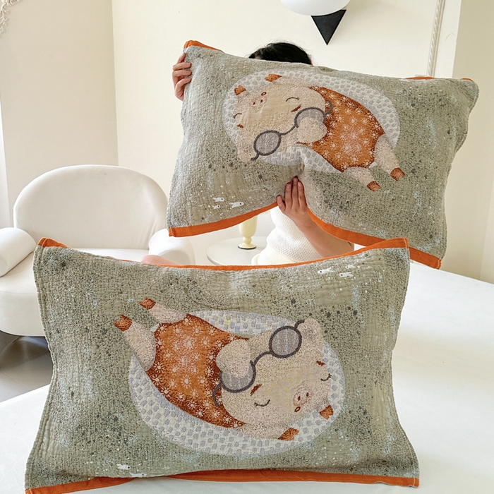 91家纺网 家纺一手货源 找家纺 朴尔家纺-毛巾被 2026新款全棉欣软系列定位四层加厚柔软纱布枕巾 度假小猪