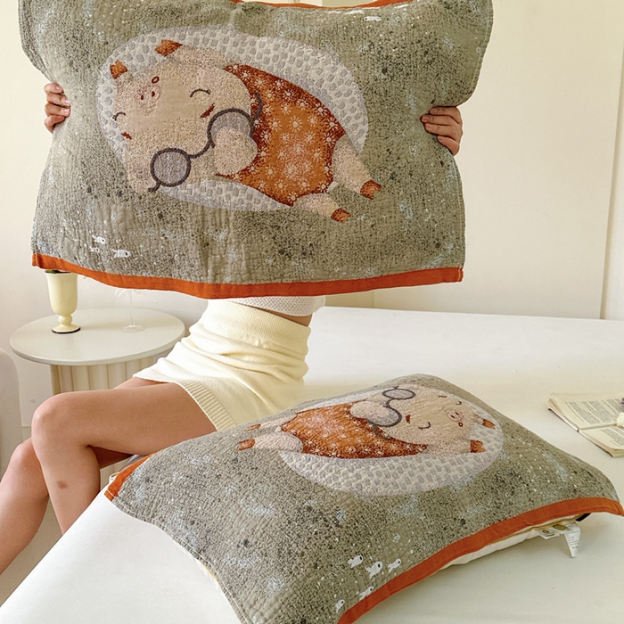 91家纺网 家纺一手货源 找家纺 朴尔家纺-毛巾被 2026新款全棉欣软系列定位四层加厚柔软纱布枕巾 度假小猪