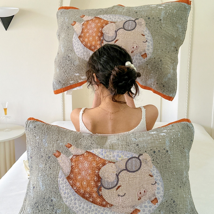 91家纺网 家纺一手货源 找家纺 朴尔家纺-毛巾被 2026新款全棉欣软系列定位四层加厚柔软纱布枕巾 度假小猪