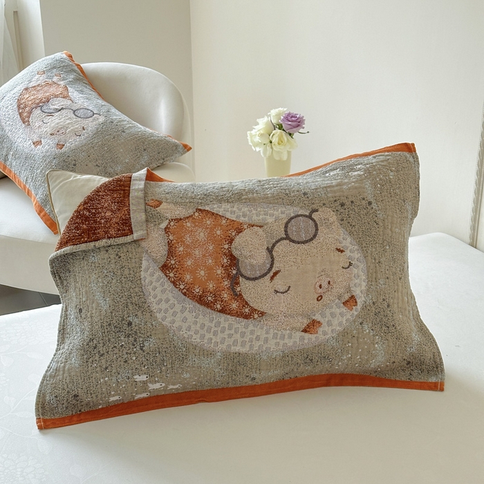 91家纺网 家纺一手货源 找家纺 朴尔家纺-毛巾被 2026新款全棉欣软系列定位四层加厚柔软纱布枕巾 度假小猪