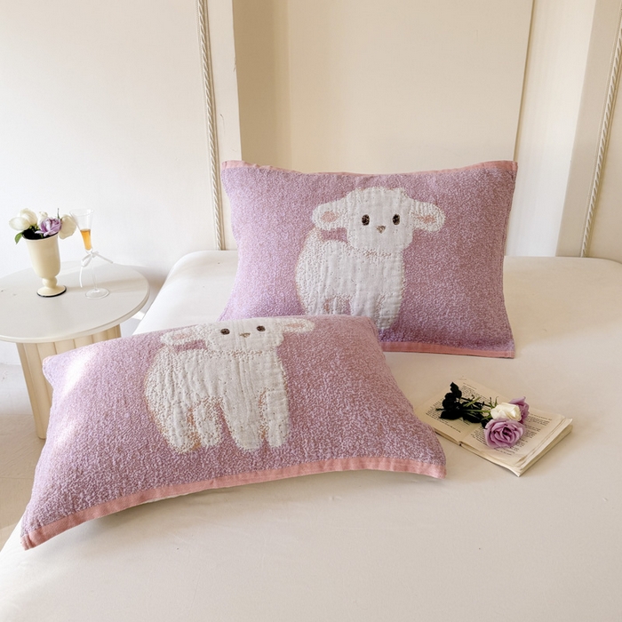 91家纺网 家纺一手货源 找家纺 朴尔家纺-毛巾被 2026新款全棉欣软系列定位四层加厚柔软纱布枕巾 紫色咩咩羊