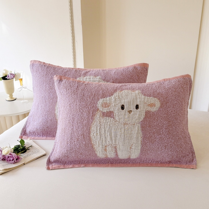 91家纺网 家纺一手货源 找家纺 朴尔家纺-毛巾被 2026新款全棉欣软系列定位四层加厚柔软纱布枕巾 紫色咩咩羊