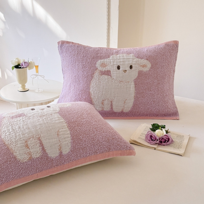 91家纺网 家纺一手货源 找家纺 朴尔家纺-毛巾被 2026新款全棉欣软系列定位四层加厚柔软纱布枕巾 紫色咩咩羊