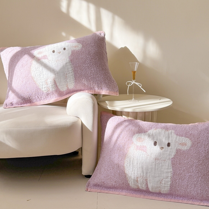 91家纺网 家纺一手货源 找家纺 朴尔家纺-毛巾被 2026新款全棉欣软系列定位四层加厚柔软纱布枕巾 紫色咩咩羊