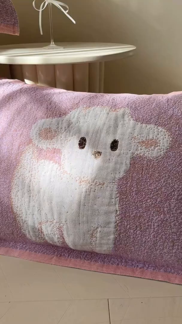 91家纺网 家纺一手货源 找家纺 朴尔家纺-毛巾被 2026新款全棉欣软系列定位四层加厚柔软纱布枕巾 紫色咩咩羊
