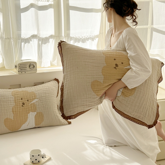 91家纺网 家纺一手货源 找家纺 朴尔家纺-毛巾被 2026新款皱皱纱卡通大版花边全棉四层纱布枕巾 纱巾熊仔