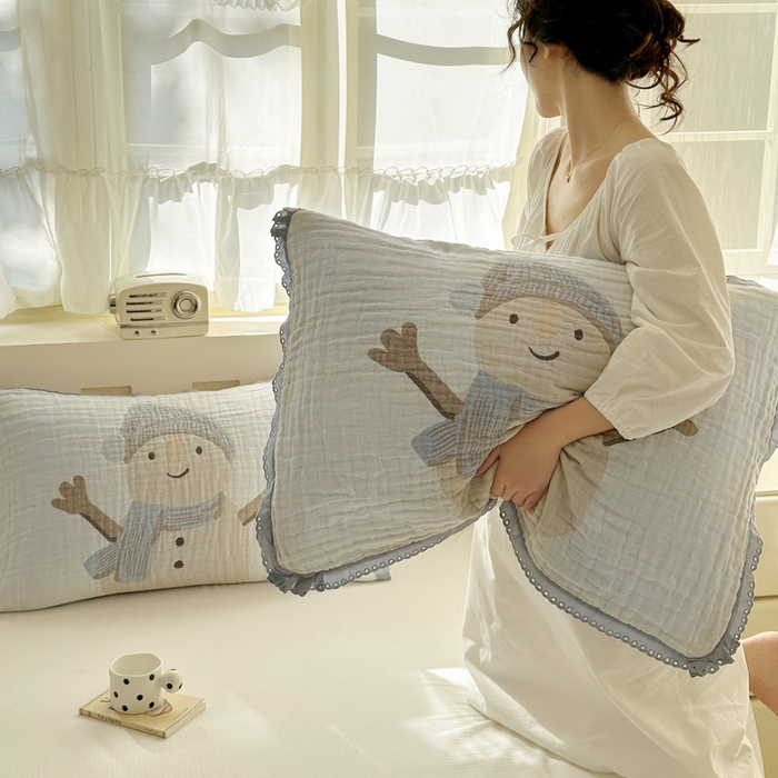 91家纺网 家纺一手货源 找家纺 朴尔家纺-毛巾被 2026新款皱皱纱卡通大版花边全棉四层纱布枕巾 淘气雪人