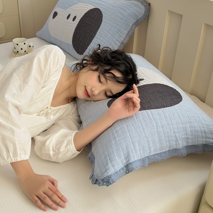 91家纺网 家纺一手货源 找家纺 朴尔家纺-毛巾被 2026新款皱皱纱卡通大版花边全棉四层纱布枕巾 好奇狗