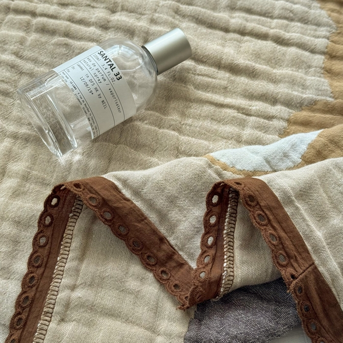 91家纺网 家纺一手货源 找家纺 朴尔家纺-毛巾被 2026新款皱皱纱卡通大版花边全棉四层纱布枕巾 纱巾熊仔