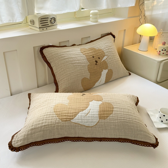 91家纺网 家纺一手货源 找家纺 朴尔家纺-毛巾被 2026新款皱皱纱卡通大版花边全棉四层纱布枕巾 纱巾熊仔