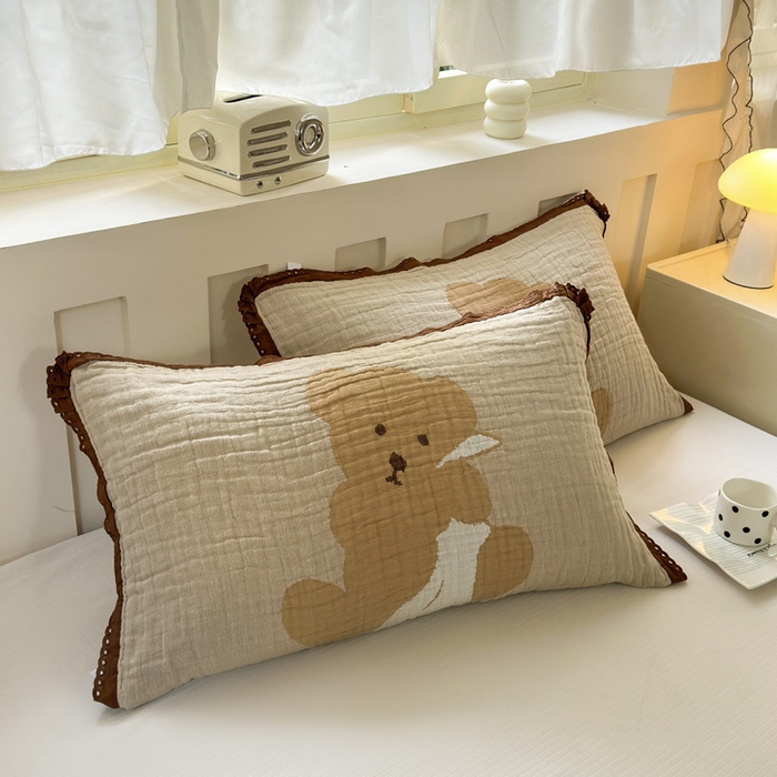 91家纺网 家纺一手货源 找家纺 朴尔家纺-毛巾被 2026新款皱皱纱卡通大版花边全棉四层纱布枕巾 纱巾熊仔