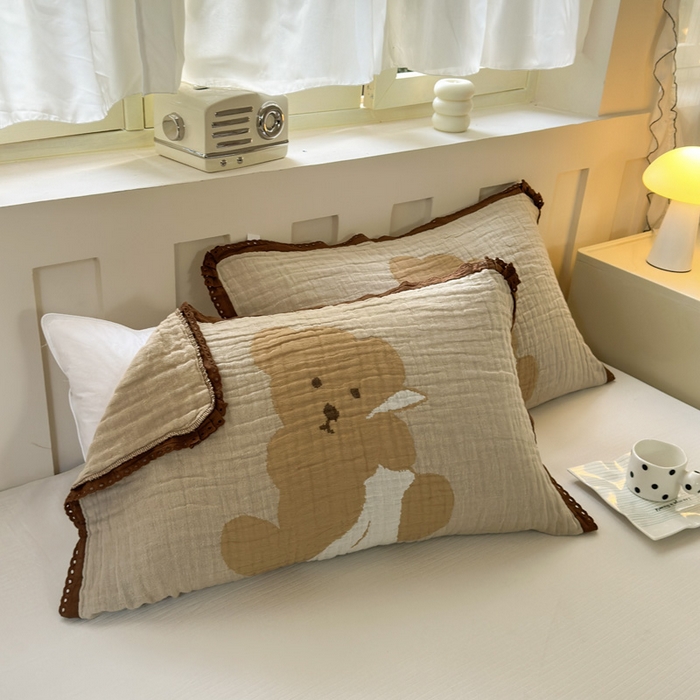 91家纺网 家纺一手货源 找家纺 朴尔家纺-毛巾被 2026新款皱皱纱卡通大版花边全棉四层纱布枕巾 纱巾熊仔