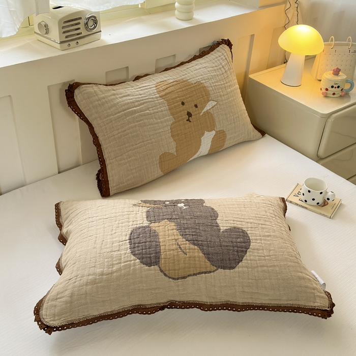 91家纺网 家纺一手货源 找家纺 朴尔家纺-毛巾被 2026新款皱皱纱卡通大版花边全棉四层纱布枕巾 纱巾熊仔