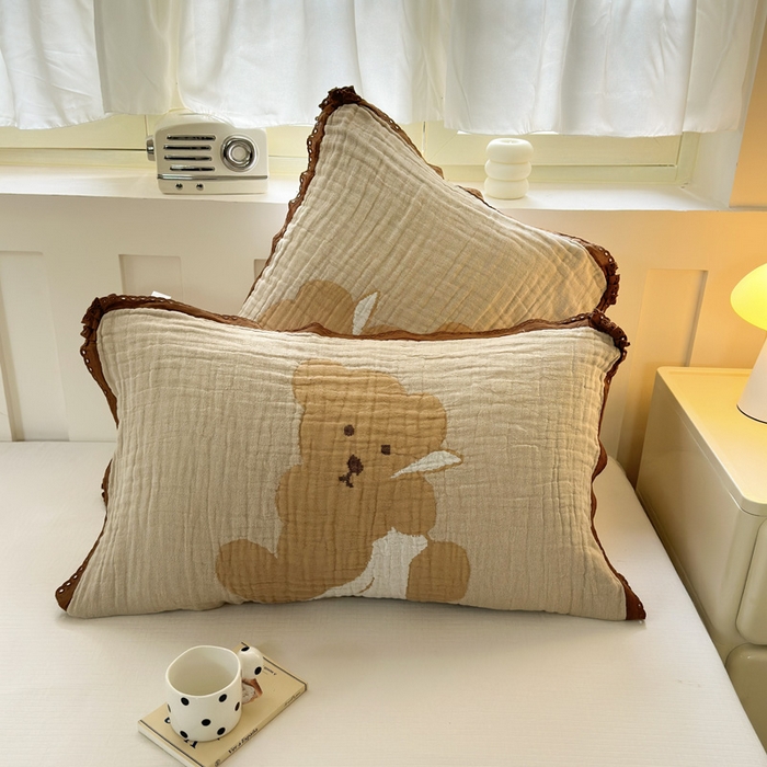 91家纺网 家纺一手货源 找家纺 朴尔家纺-毛巾被 2026新款皱皱纱卡通大版花边全棉四层纱布枕巾 纱巾熊仔