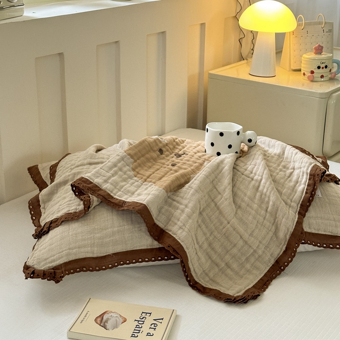 91家纺网 家纺一手货源 找家纺 朴尔家纺-毛巾被 2026新款皱皱纱卡通大版花边全棉四层纱布枕巾 纱巾熊仔