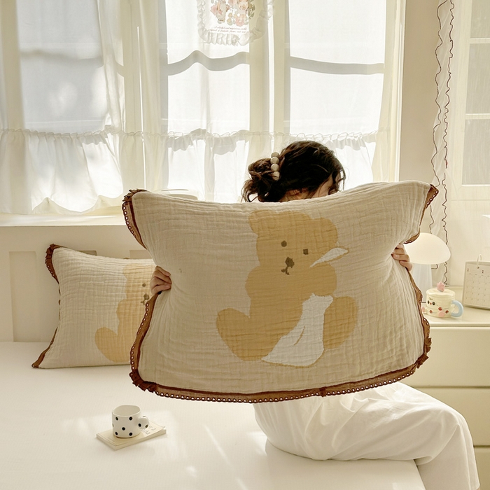 91家纺网 家纺一手货源 找家纺 朴尔家纺-毛巾被 2026新款皱皱纱卡通大版花边全棉四层纱布枕巾 纱巾熊仔