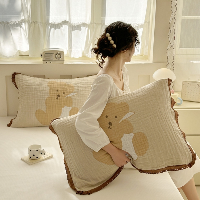 91家纺网 家纺一手货源 找家纺 朴尔家纺-毛巾被 2026新款皱皱纱卡通大版花边全棉四层纱布枕巾 纱巾熊仔