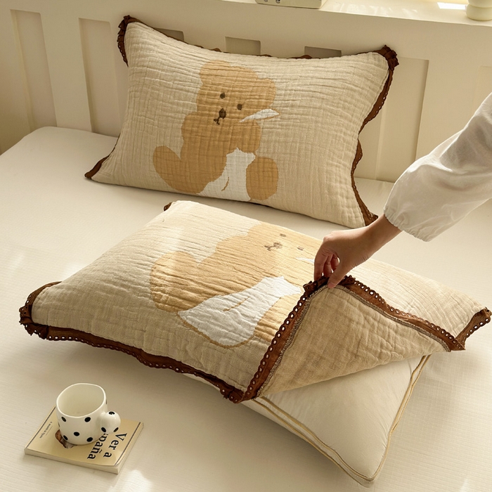 91家纺网 家纺一手货源 找家纺 朴尔家纺-毛巾被 2026新款皱皱纱卡通大版花边全棉四层纱布枕巾 纱巾熊仔