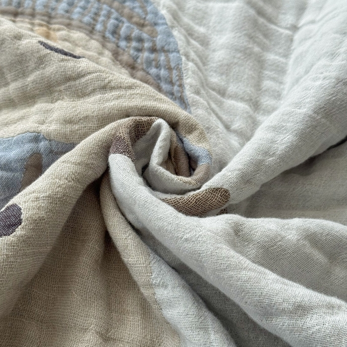 91家纺网 家纺一手货源 找家纺 朴尔家纺-毛巾被 2026新款皱皱纱卡通大版花边全棉四层纱布枕巾 淘气雪人