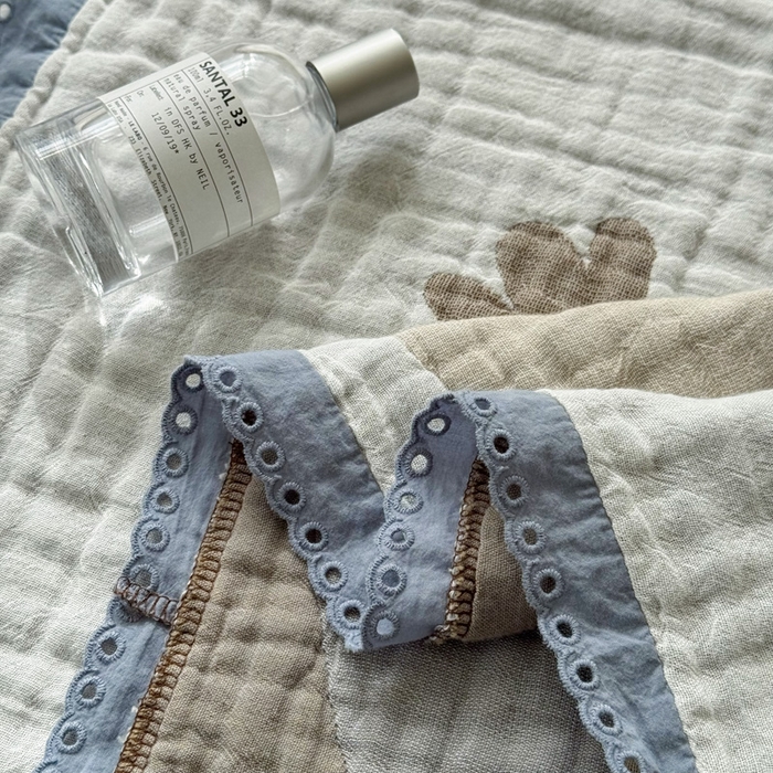 91家纺网 家纺一手货源 找家纺 朴尔家纺-毛巾被 2026新款皱皱纱卡通大版花边全棉四层纱布枕巾 淘气雪人