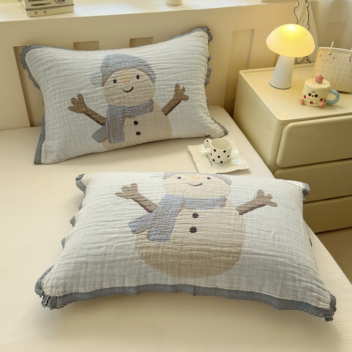 91家纺网 家纺一手货源 找家纺 朴尔家纺-毛巾被 2026新款皱皱纱卡通大版花边全棉四层纱布枕巾 淘气雪人